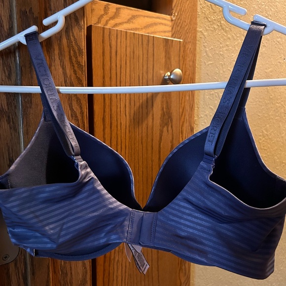 Silky blue striped Victoria Secret Bra 34DDD - Picture 2 of 3